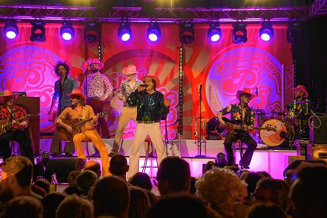 Bild 22: Papi's Pumpels: schrille Party im 70er Jahre-Look