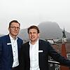 Jens Heinert, Vorstandsmitglied der Sparkasse Hegau-Bodensee (links), und Vorstandsvorsitzender Alexander Endlich vor dem Singener ...