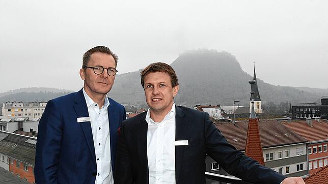 Jens Heinert, Vorstandsmitglied der Sparkasse Hegau-Bodensee (links), und Vorstandsvorsitzender Alexander Endlich vor dem Singener ...