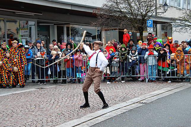 Bild 27: Erst als Pappfigur, dann live: Alle Bilder vom Tag mit Karl Lauterbach in Stockach