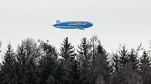 Der Goodyear-Zeppelin ist schon vor dem Saisonstart in der Bodenseeregion unterwegs &ndash; hier bei Kressbronn.
