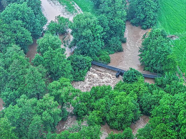 In Leinzell ist der Fluss Lein über die Ufer getreten