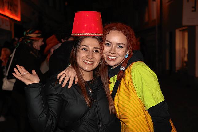Bild 19: Konstanzer Straßenfasnacht 2025: Am Fasnachtssamstag werden Besenwirtschaften gestürmt