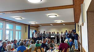 Die Senioren aus Bettmaringen verbringen beim Generationennachmittag einen gemütlichen Nachmittag mit der Landjugend Bettmaringen. Foto: ...