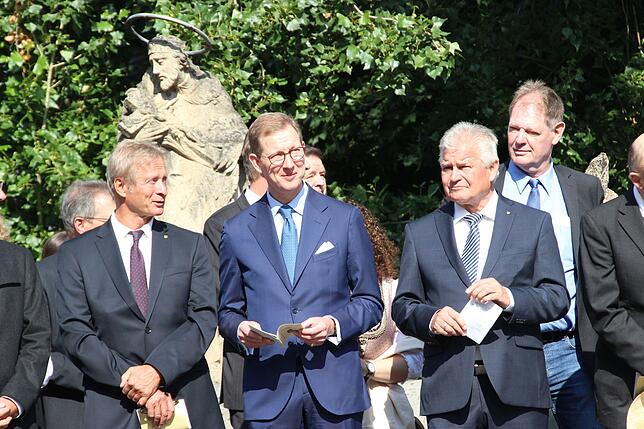 Brückenbauer bei der Schwedenprozession, von links: Ralf Mittelmeier (FWV-Gemeinderat), Prinz Bernhard von Baden, sowie Michael J. ...