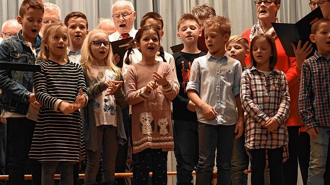 So war es vor Corona. Der Schulchor singt gemeinsam mit dem Gesangverein Liederkranz.