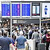 Fluggäste warten vor einer Anzeigetafel auf dem Flughafen in Zürich (Archivfoto). Weil Personal für die Sicherheitskontrollen fehlt, ...