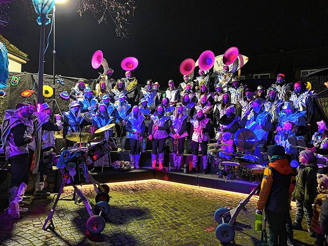 Voll abgespaced: Auf dem Dorfplatz präsentierten die Schnörri Plätzer mit guter Stimmung und fetziger Musik das neue Kostüm.