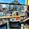 Bei Sonnenschein und angenehmen Temperaturen brummt das Café-Geschäft von Vanessa Lehmann vor allem im Außenbereich. Sie hofft, dass sie ...