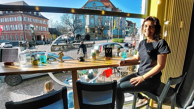 Bei Sonnenschein und angenehmen Temperaturen brummt das Café-Geschäft von Vanessa Lehmann vor allem im Außenbereich. Sie hofft, dass sie ...