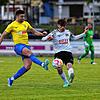 Zweikampf zwischen Kian Fetic (links, FC Singen 04) und Luis Seemann (FC 08 Villingen II).