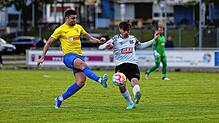Zweikampf zwischen Kian Fetic (links, FC Singen 04) und Luis Seemann (FC 08 Villingen II).