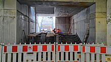 Teilweise sind am Bahnhof in Friedrichshafen die Zugänge zu den Gleisen noch gesperrt.
