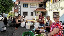 Über 20 Mitglieder der Kaujohle bereiten am Mittwochabend für das Stadtfest Erdbeer-Limes und Kartoffelsuppe zu. Claudia Neumann, Simone ...