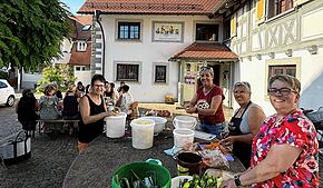 Über 20 Mitglieder der Kaujohle bereiten am Mittwochabend für das Stadtfest Erdbeer-Limes und Kartoffelsuppe zu. Claudia Neumann, Simone ...
