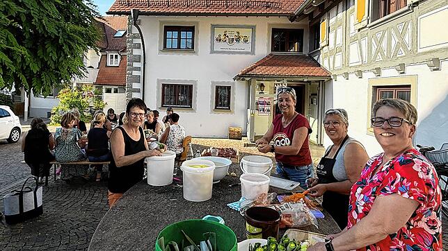 Über 20 Mitglieder der Kaujohle bereiten am Mittwochabend für das Stadtfest Erdbeer-Limes und Kartoffelsuppe zu. Claudia Neumann, Simone ...
