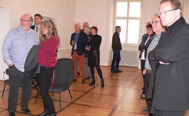 Blick in einen der Ausstellungsräume mit den staunenden Besuchern.
