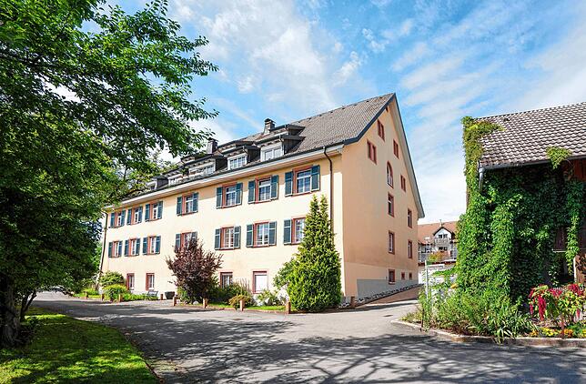 Das frühere Frauenkloster (1112 bis 1806) ist ein prägendes historisches Gebäude und heute ein Haus mit verschiedenen Wohnungen.