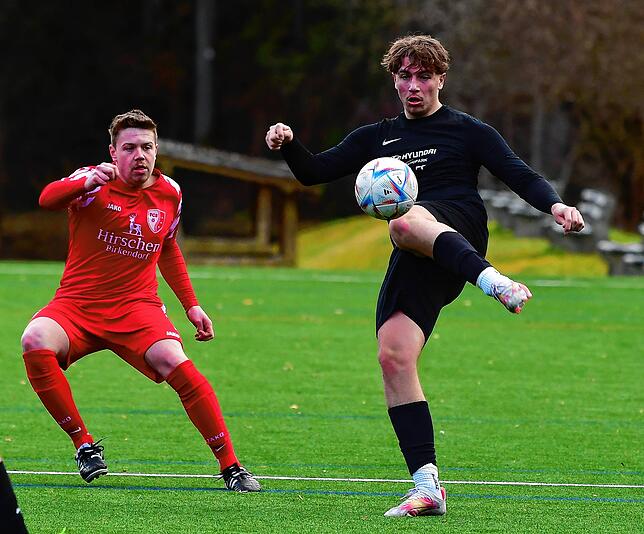 Bezirksliga-Premiere: A-Junior Gabriel Keser (rechts, mit Marcel Reichenbach) wurde erstmals bei der SG FC Wehr/Brennet in einem ...