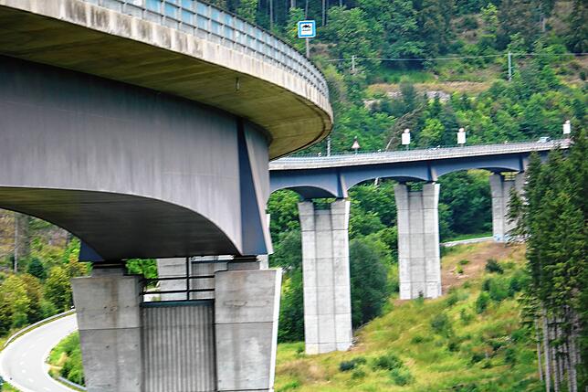 Soll die Gauchachtalbrücke einen Zwilling bekommen? Um diese Frage tobt ein Rechtsstreit.