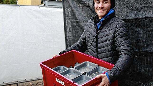 Der Konstanzer Weihnachtsmarkt setzt schon vor Einführung der Verpackungssteuer konsequent auf Mehrweg. Manuel Weihemann von der ...