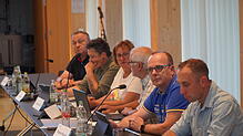 Der Gemeinderat hat sich für den Kauf des Bauhof-Baggers entschieden (von links): Robert Mick (Ortsvorsteher Uttenhofen und Talheim), ...