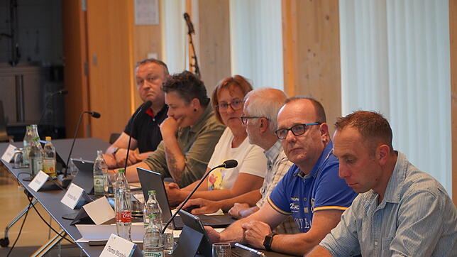 Der Gemeinderat hat sich für den Kauf des Bauhof-Baggers entschieden (von links): Robert Mick (Ortsvorsteher Uttenhofen und Talheim), ...