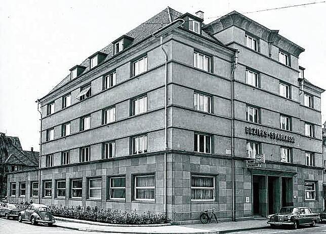 Die Sparkasse hat 1935 das historische Gebäude erstellt. Nach 1980 zog das städtische Kulturamt dort ein. Heinz Kornmayer erwarb 1998 ...