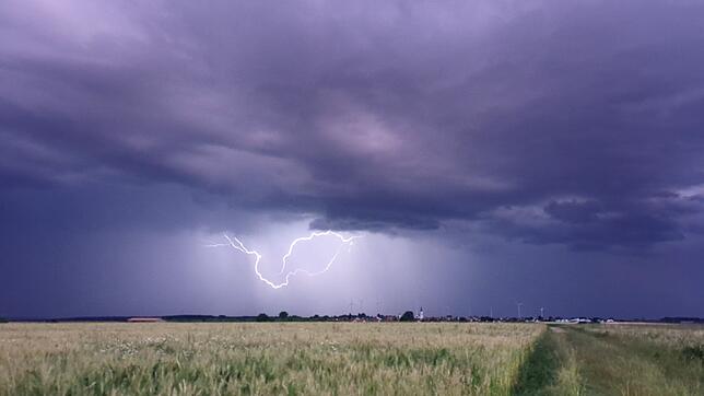 Vor allem im Bergland drohen am Freitag teils heftige Gewitter, die auch Starkregen bringen können. (Archivbild)