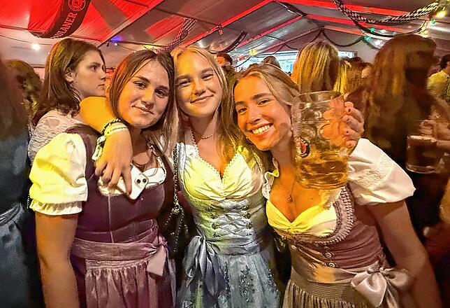 Gute Stimmung bei der Dirndl- und Lederhosen-Party am Samstag: Rund 700 Gäste registrierte der Veranstalter.