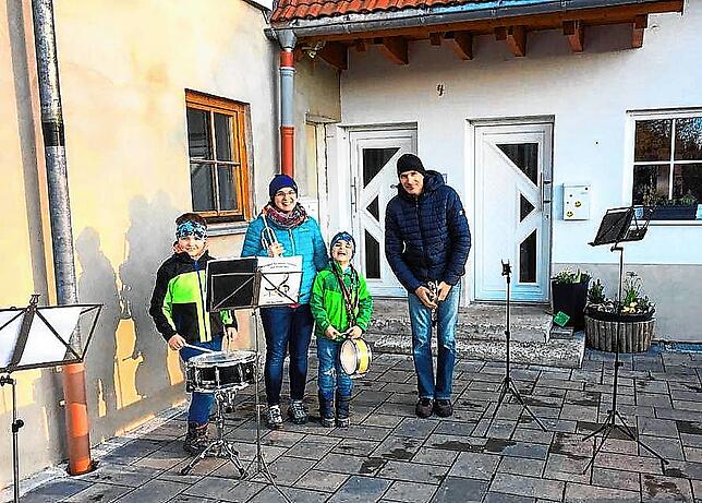 Nußbach: Schön, wenn die ganze Familie sich am Flashmob beteiligt wie hier die Kammerers.