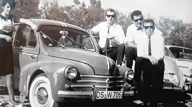 1963 am Riedsee in Pfohren: Ingrid Raab (von links), Gerd Hug, Karl-Heinz Albert und der bereits verstorbene Adalbert Hug neben dem ...