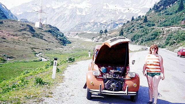 Im Sommer in den Bergen musste Christina Rademacher schon mal anhalten, um das Auto abzukühlen, wie hier am Brenner-Pass 1987. Bild: ...