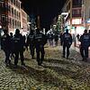 Demonstration am 3. Januar 2022 in Villingen: Polizisten folgen in der Niederen Straße einem unangemeldeten Aufzug.