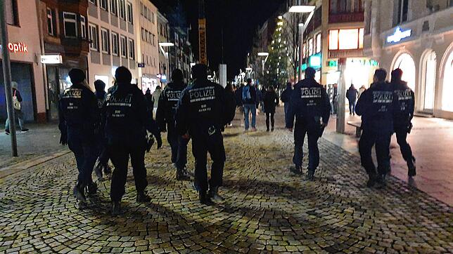 Demonstration am 3. Januar 2022 in Villingen: Polizisten folgen in der Niederen Straße einem unangemeldeten Aufzug.