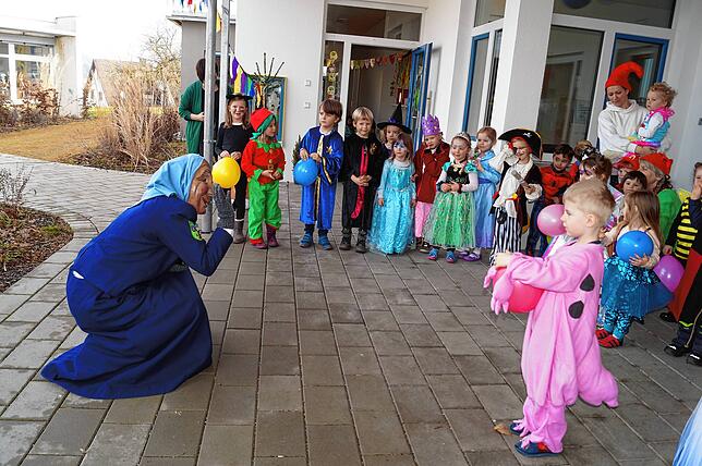 Die Kindergartenkids haben Spaß an den närrischen Vorführungen, wie hier von Bauersfrau Hermine alias Christina Mayr.