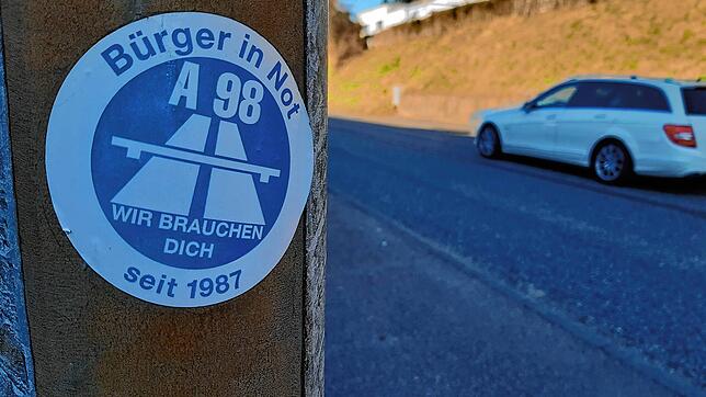 &bdquo;A 98 Wir brauchen dich&ldquo; steht auf einem Aufkleber an einer Laterne in Schwörstadt.