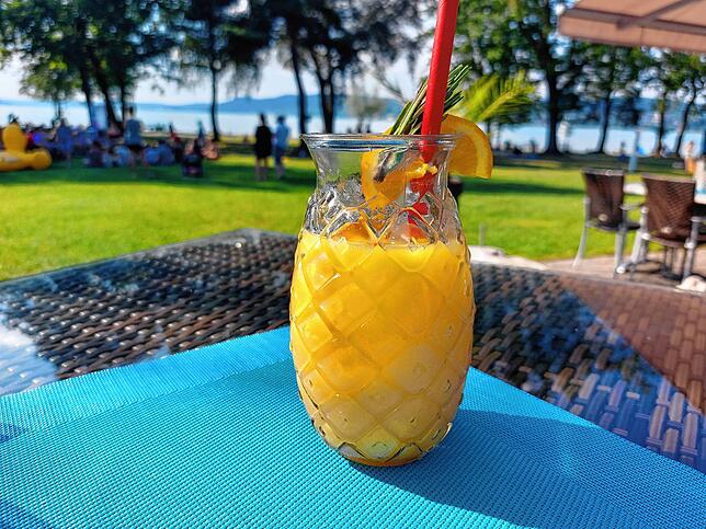 Cocktail mit Blick auf den See im Food&Drinks am Strandbad Dingelsdorf.