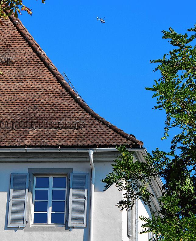 Der Polizeihubschrauber kreist über dem Gebäude der Staatsanwaltschaft.