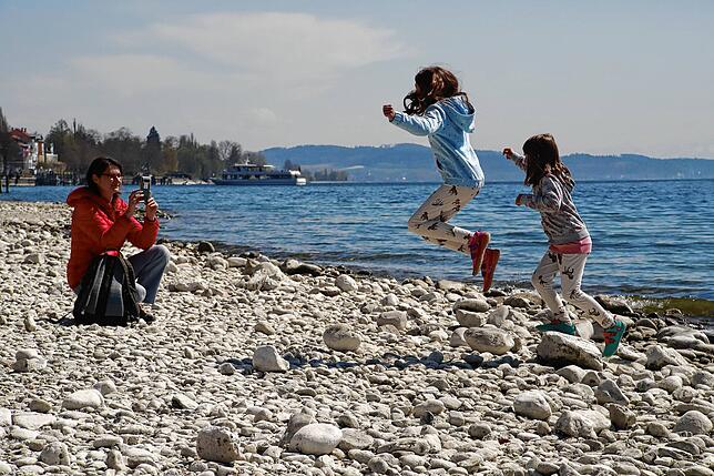 Ramona Anklam macht mit ihren Töchtern Urlaub am Bodensee. Sie stammen aus Hessen, wo schon Osterferien sind. In Überlingen nutzen sie ...