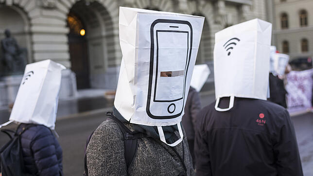 Tüte über den Kopf hilft natürlich nicht gegen Mobilfunkstrahlung. Andere Mittel schon.