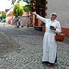 Stadtführerin Barbara Bouyer zeigt ins Rietviertel, wo es 1215 drei Badehäuser gab. Bei der Stadtführung mit Hebamme Babett geht es um ...