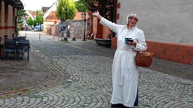 Stadtführerin Barbara Bouyer zeigt ins Rietviertel, wo es 1215 drei Badehäuser gab. Bei der Stadtführung mit Hebamme Babett geht es um ...