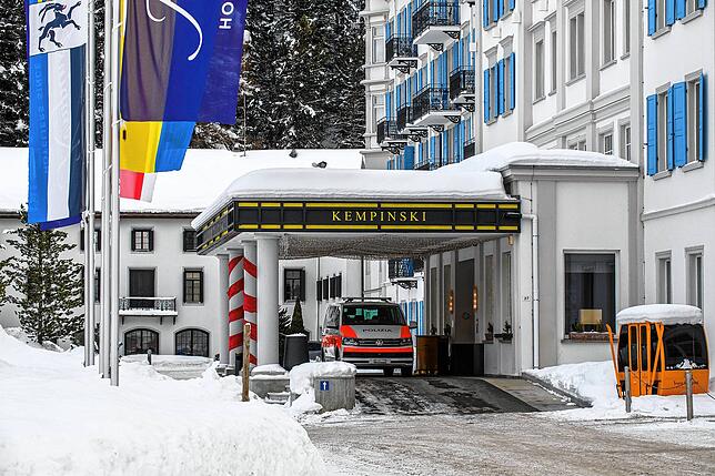 Ein Polizeiauto steht vor dem Eingang des Hotel Kempinski in St. Moritz. Das Badrutt‘s Palace und das Hotel Kempinski wurden wegen ...