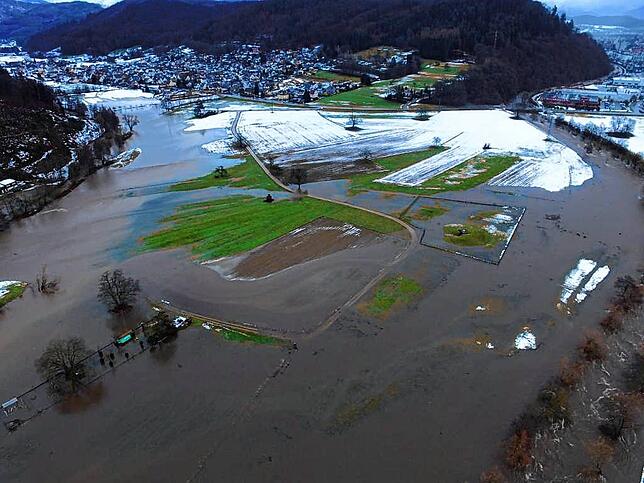 Die Felder am Zusammenfluss von Wiese (rechts) und Kleiner Wiese (links) stehen völlig unter Wasser.