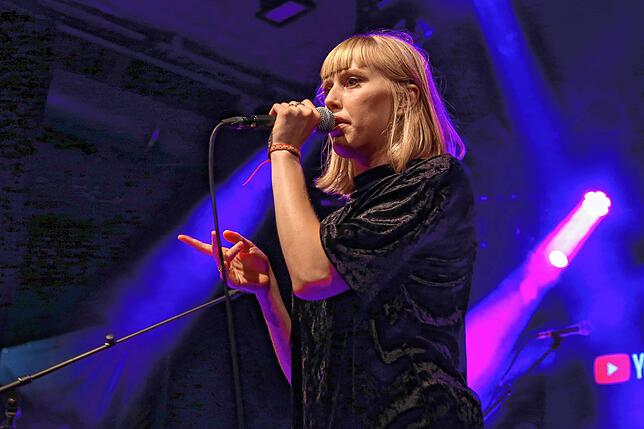 Sängerin Lea ist besonders mit dem Charthit „Leiser“ bekannt geworden und steht im Juli in Singen mit Sängerin Lotte auf der ...