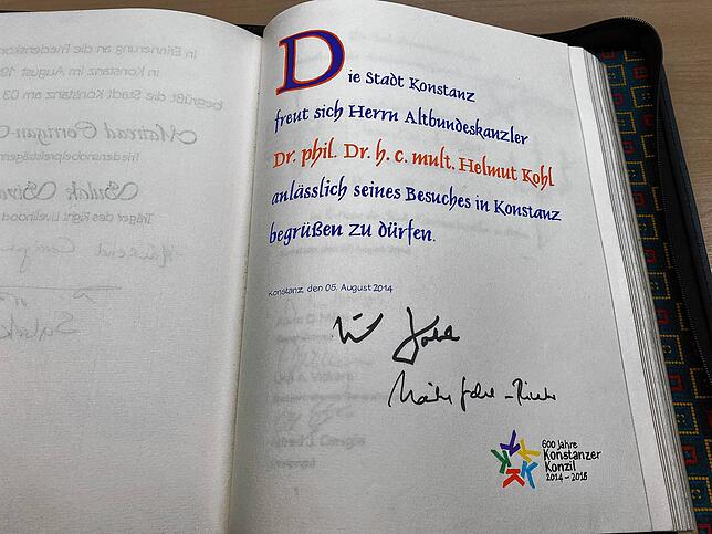 Altkanzler Helmut Kohl verewigte sich gemeinsam mit seiner Frau am 5. August 2014.