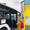 Abfahrt am Stadtbahnhof Friedrichshafen: Immer neue Fahrpläne sorgen dafür, dass mancher Fahrgast lieber beim Busfahrer nochmal ...