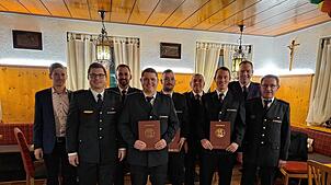 Bürgermeister Severin Rommeler (von links) mit Jörg Gebs (Abteilungskommandant), Florian Löffler (Gesamtkommandant), Fabian Heuter ...