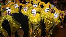 Stolze Schönheiten: Aufwendige Kostüme gehören zur Tiengener Frauenfasnacht dazu &ndash; diese Gruppe hat sich vom venezianischen ...